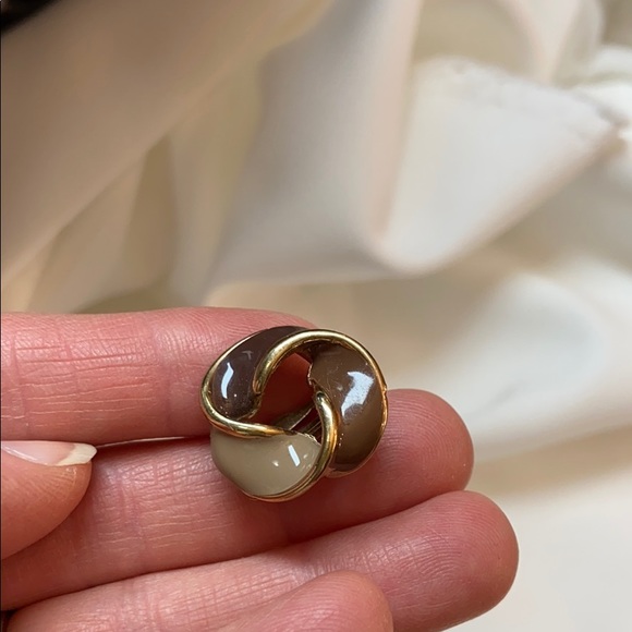 4 pairs of vintage clip on earrings - Picture 4 of 5